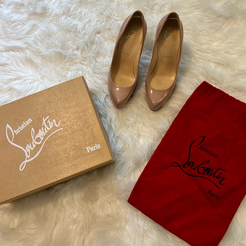 Christian Louboutin patent heels in nude/blush. Size 37. Heels 4.25”